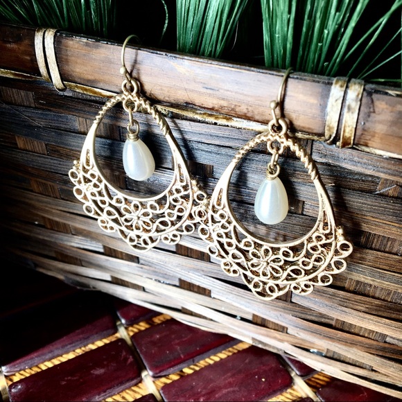 Jewelry - Classic Gold and Pearl Earrings